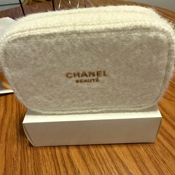 Chanel Cream Textured Pouch with Gold Logo - Picture 2 of 5